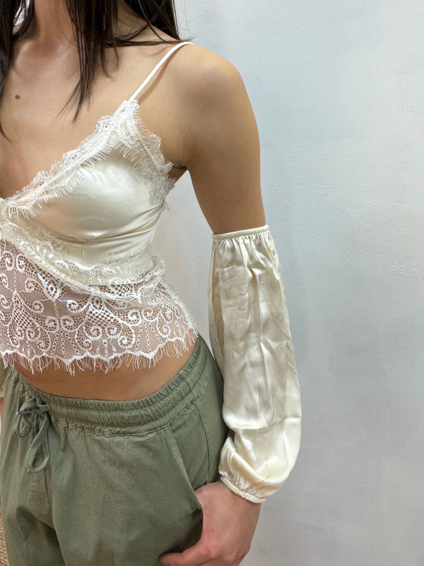Top in Raso con manicotti Haveone